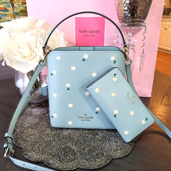 Kate Spade Daisy Embroidered Wallet, Like New - Picture 2 of 12
